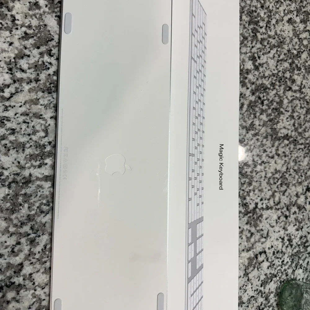 Apple Wireless Keyboard in White and Silver LIKE NEW used for 8 months - Picture 2 of 2